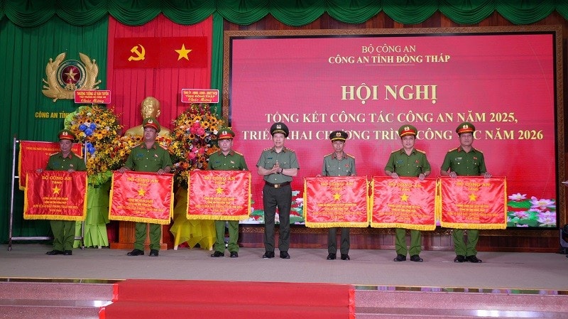Thượng tướng Lê Văn Tuyến, Thứ trưởng Bộ Công an trao Cờ thi đua của Bộ Công an cho các tập thể.