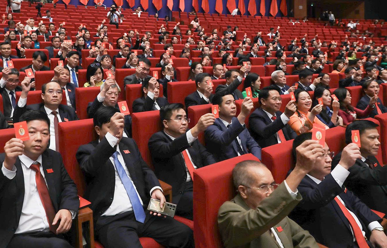 cac-dai-bieu-bieu-quyet-thong-qua-nghi-quyet-dai-hoi-dai-bieu-dang-bo-thanh-pho-ha-noi-lan-thu-xviii-nhiem-ky-2025-2030..jpg