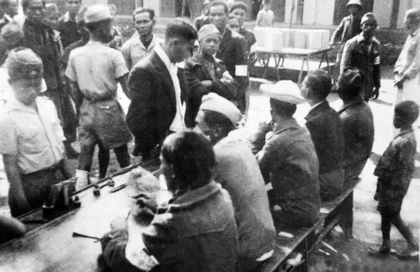 mot-khu-vuc-bo-phieu-trong-ngay-tong-tuyen-cu-6-1-1946.-anh-ttxvn.jpg
