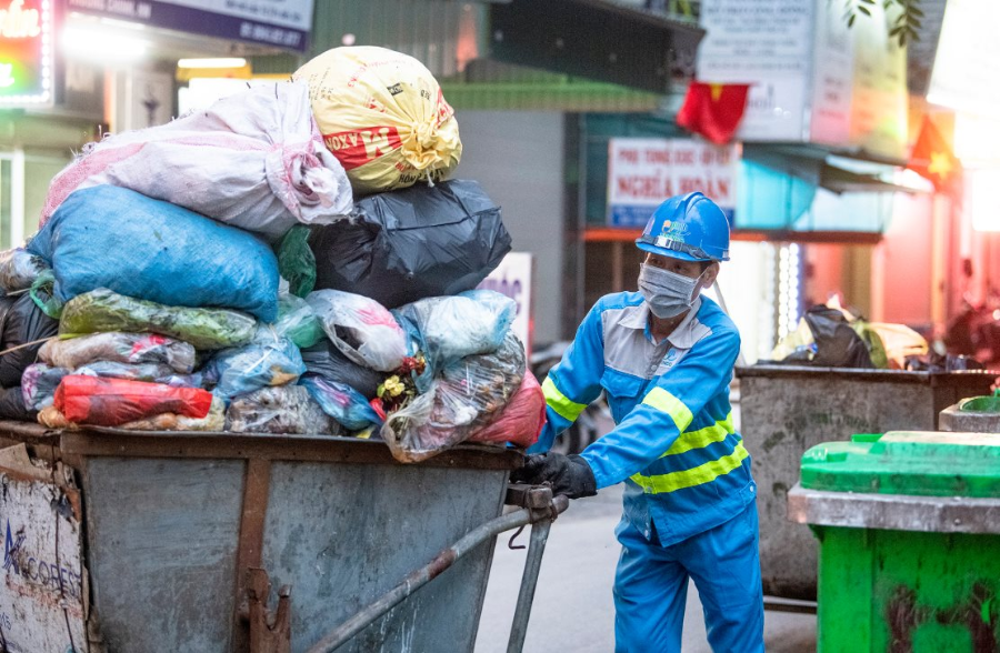 Công nhân vệ sinh môi trường thu gom rác thải ở Hà Nội