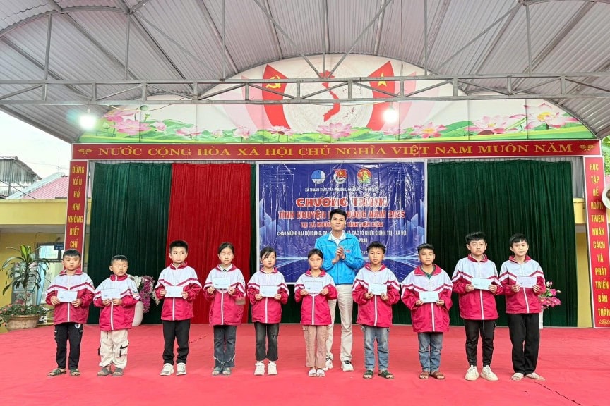Tuổi trẻ xã Thạch Thất trao quà đến thiếu nhi 
