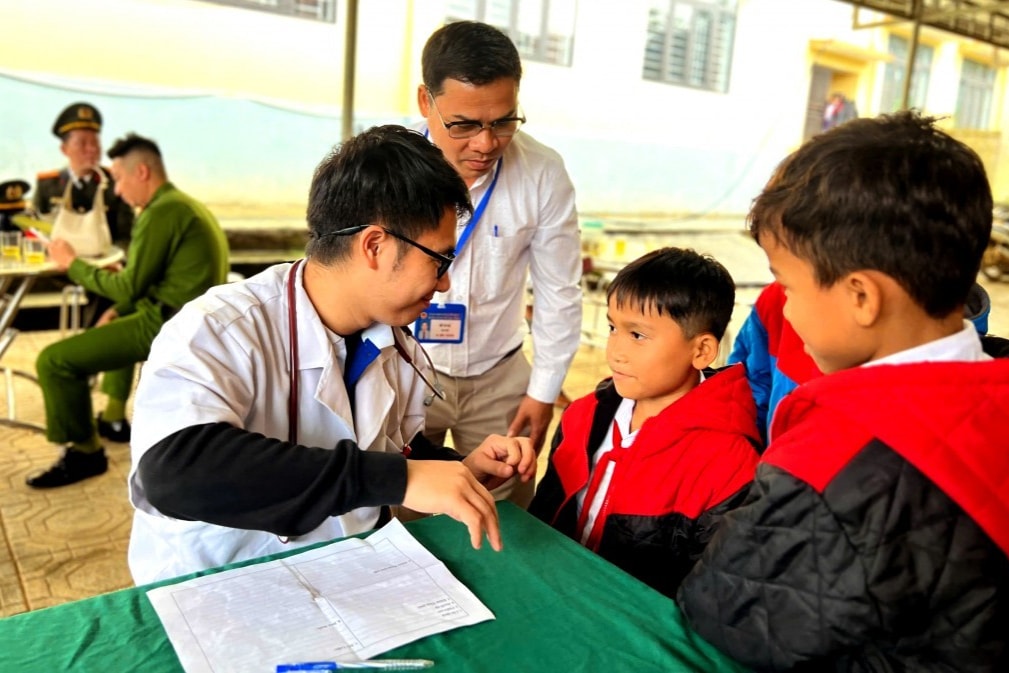 Y, bác sĩ trẻ khám bệnh cho thiếu nhi 