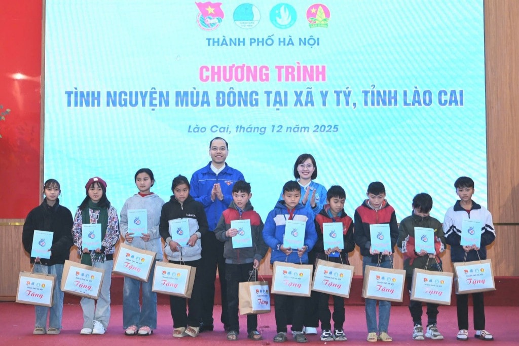 Nhiều phần quà được tuổi trẻ Thủ đô trao tặng đến thiếu nhi hoàn cảnh khó khăn