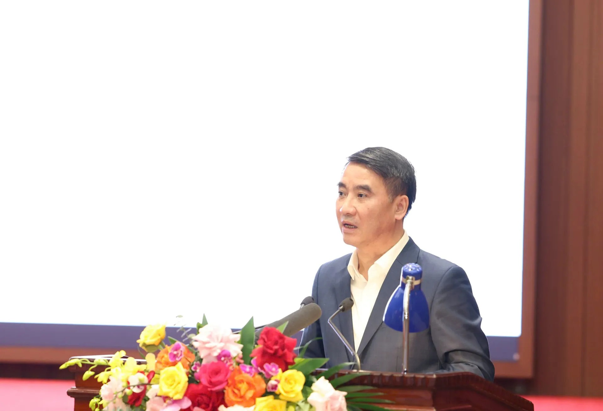 : Ủy viên Ban Thường vụ Thành ủy, Phó Chủ tịch UBND TP Hà Nội Nguyễn Xuân Lưu báo cáo tình hình phát triển kinh tế - xã hội năm 2025 và kế hoạch năm 2026 tại Hội nghị lần thứ ba, Ban Chấp hành Đảng bộ TP Hà Nội (khóa XVIII)