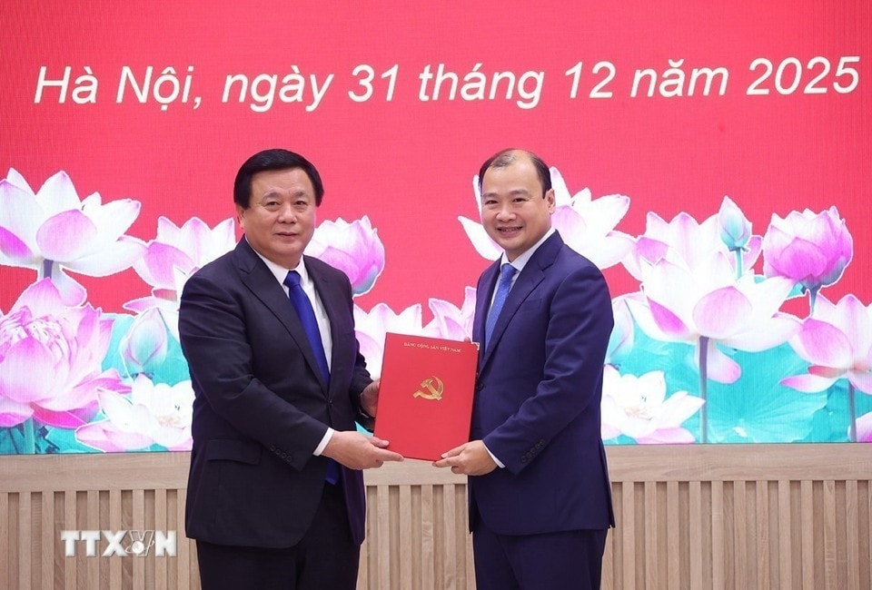 Ông Nguyễn Xuân Thắng - Ủy viên Bộ Chính trị, Giám đốc Học viện Chính trị quốc gia Hồ Chí Minh, trao quyết định cho ông Lê Hải Bình. Ảnh: TTXVN.