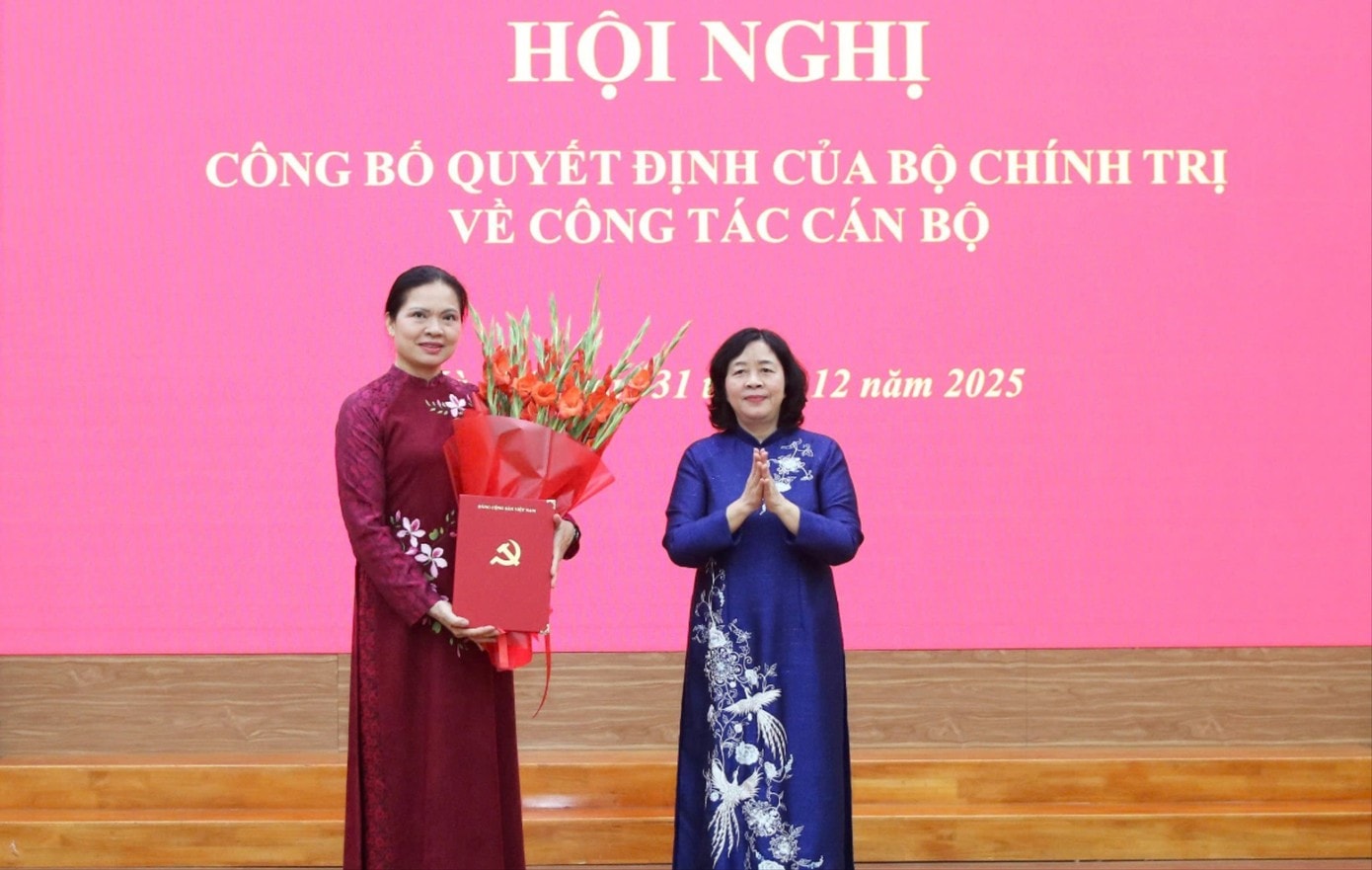 Ủy viên Bộ Chính trị, Bí thư Trung ương Đảng, Bí thư Đảng ủy MTTQ, các đoàn thể Trung ương, Chủ tịch Ủy ban Trung ương MTTQ Việt Nam Bùi Thị Minh Hoài trao quyết định và chúc mừng bà Hà Thị Nga. Ảnh: PV.
