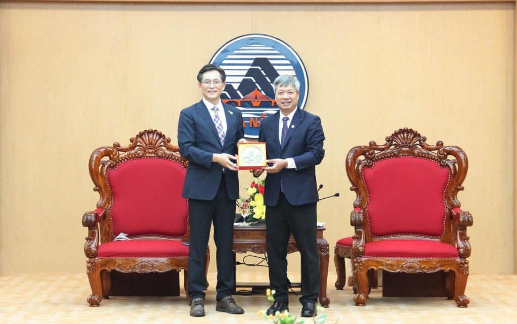 Lãnh đạo thành phố Đà Nẵng trao quà lưu niệm cho Trưởng đoàn công tác huyện Yeongam, khẳng định mối quan hệ hợp tác, tin cậy giữa Đà Nẵng và các địa phương Hàn Quốc.
