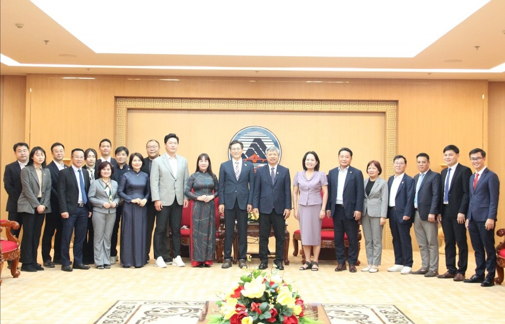Lãnh đạo thành phố Đà Nẵng và đoàn công tác huyện Yeongam (tỉnh Jeollanam-do, Hàn Quốc) chụp ảnh lưu niệm, thể hiện tinh thần hữu nghị và sẵn sàng mở rộng hợp tác giữa hai địa phương.