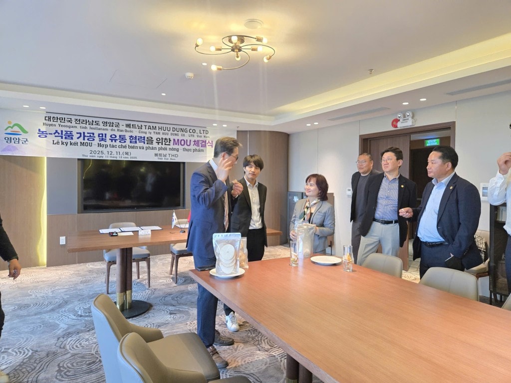 Đại diện huyện Yeongam, lãnh đạo Công ty Tâm Hữu Dũng và các đối tác trao đổi, giới thiệu sản phẩm, thảo luận định hướng hợp tác sau lễ ký kết.