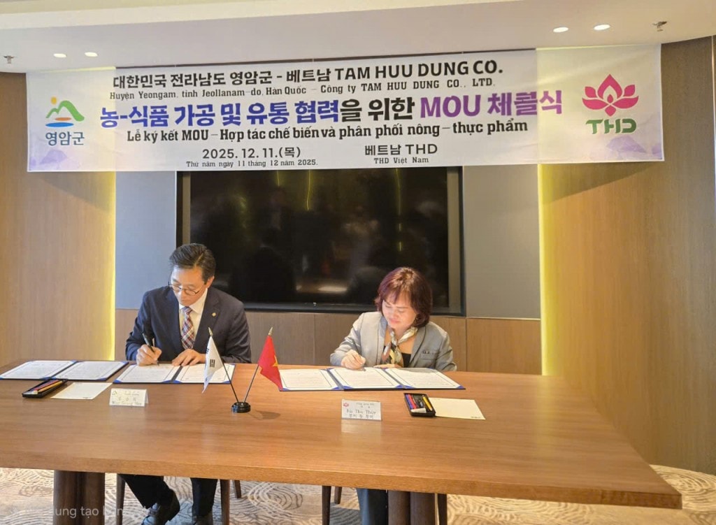 Đại diện huyện Yeongam (Hàn Quốc) và bà Bùi Thị Thu Thủy – Tổng Giám đốc Công ty TNHH Tâm Hữu Dũng ký kết Biên bản ghi nhớ (MOU) về hợp tác chế biến và phân phối nông – thực phẩm.