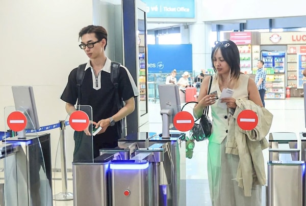 ung-dung-cong-nghe-sinh-trac-hoc-tren-he-thong-dinh-danh-va-xac-thuc-dien-tu-vneid-de-lam-thu-tuc-len-may-bay-tai-cang-hang-khong-quoc-te-noi-bai.-anh-ta-hai.jpg