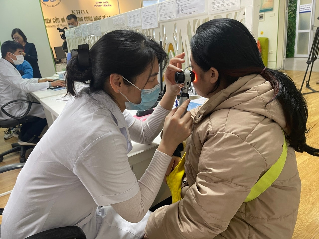 Vyšetření kůže u pacienta v Centrální dermatologické nemocnici. Foto: Trang Thu