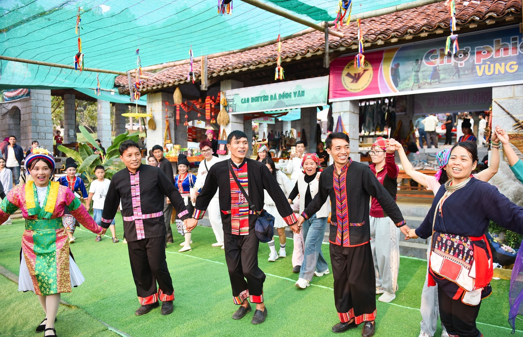 Místní obyvatelé a turisté si užívají na horském trhu ve vietnamské etnické kulturní a turistické vesnici v Hanoji během prvních dnů roku 2026. - obrázek od Phan Anh.jpg