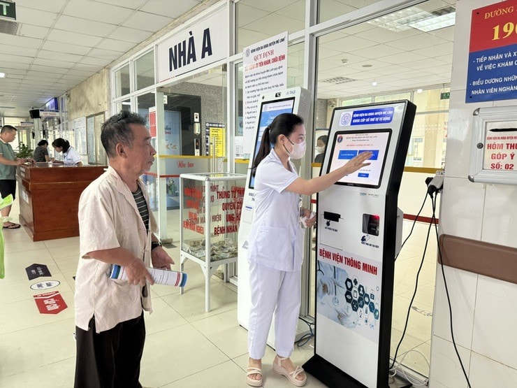 Người dân Hà Nội dùng căn cước công dân gắn chip thay thẻ bảo hiểm y tế thuận tiện khi đi khám chữa bệnh