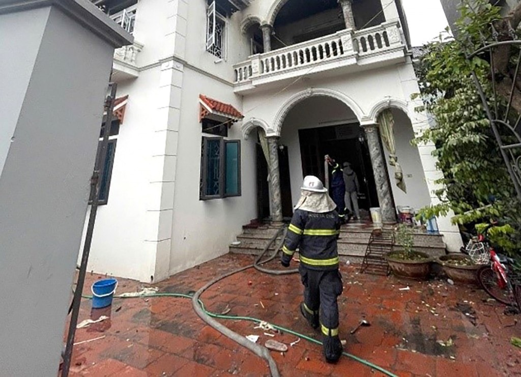 Lực lượng chức năng triển khai công tác chữa cháy, cứu nạn, cứu hộ tại hiện trường