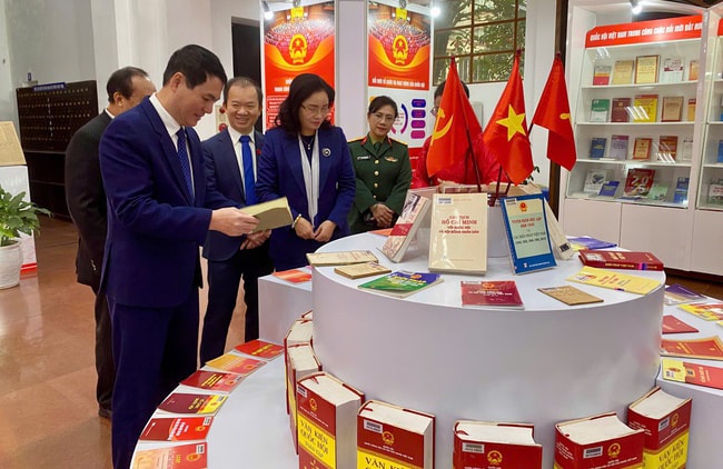 cac-dai-bieu-tham-quan-trien-lam-tu-lieu-quoc-hoi-viet-nam-hanh-trinh-80-nam-xay-dung-va-phat-trien-ngay-5-1.-anh-anh-le-minh.jpg