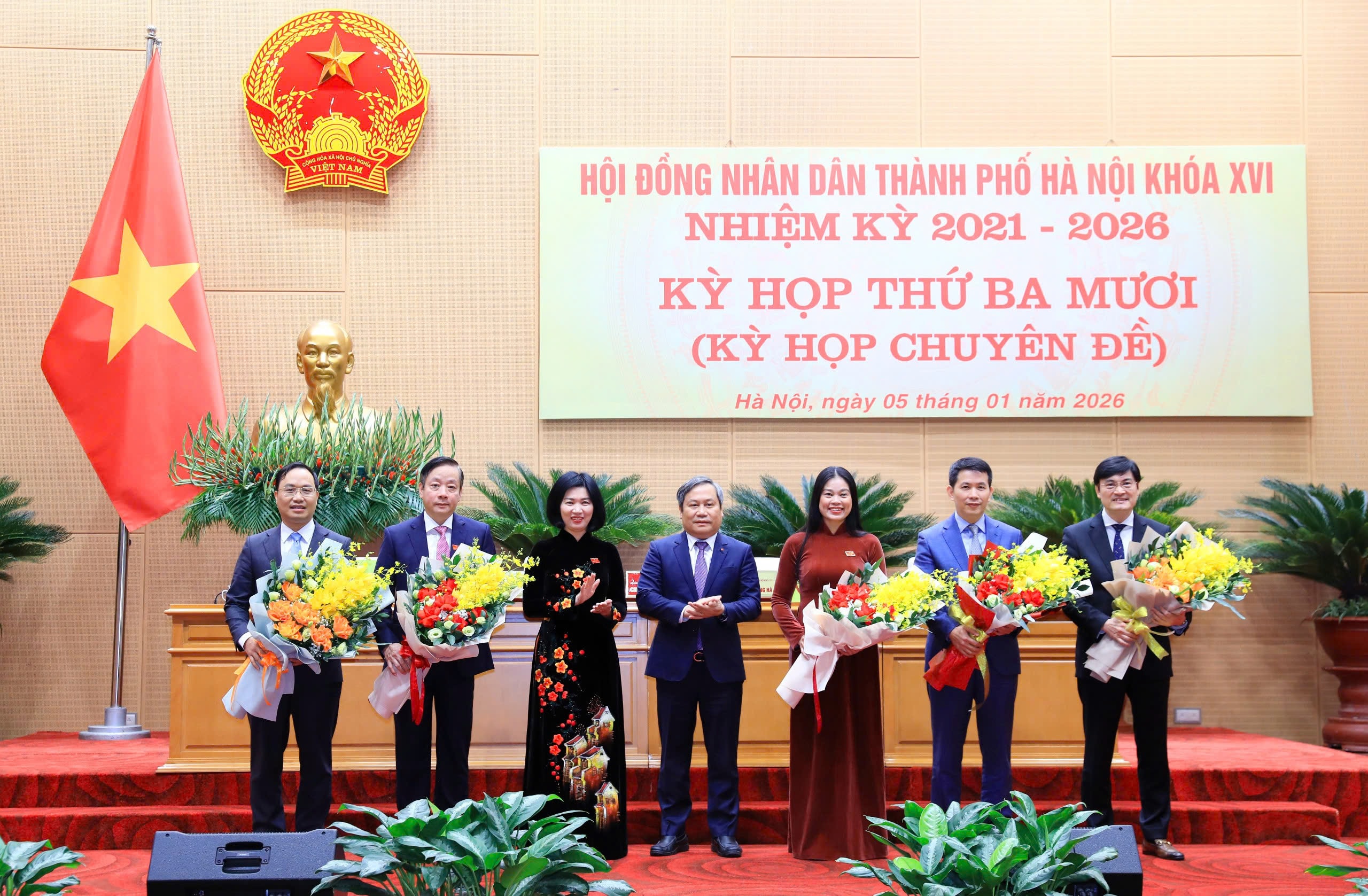 chu-tich-ubnd-thanh-pho-ha-noi-vu-dai-thang-va-chu-tich-hdnd-thanh-pho-ha-noi-phung-thi-hong-ha-chuc-mung-cac-dong-chi-nhan-nhiem-vu-moi.-anh-viet-thanh.jpg