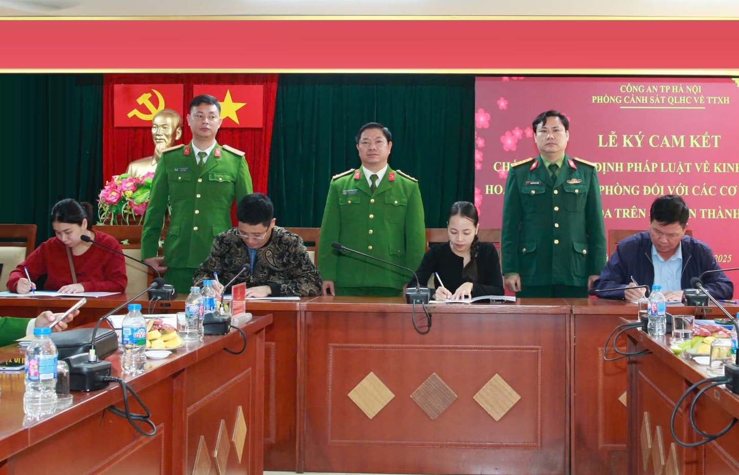 dai-dien-cac-co-so-kinh-doanh-phao-hoa-tren-dia-ban-thanh-pho-ha-noi-ky-cam-ket-chap-hanh-nghiem-nhung-quy-dinh-cua-phap-luat-trong-hoat-dong-kinh-doanh..jpg