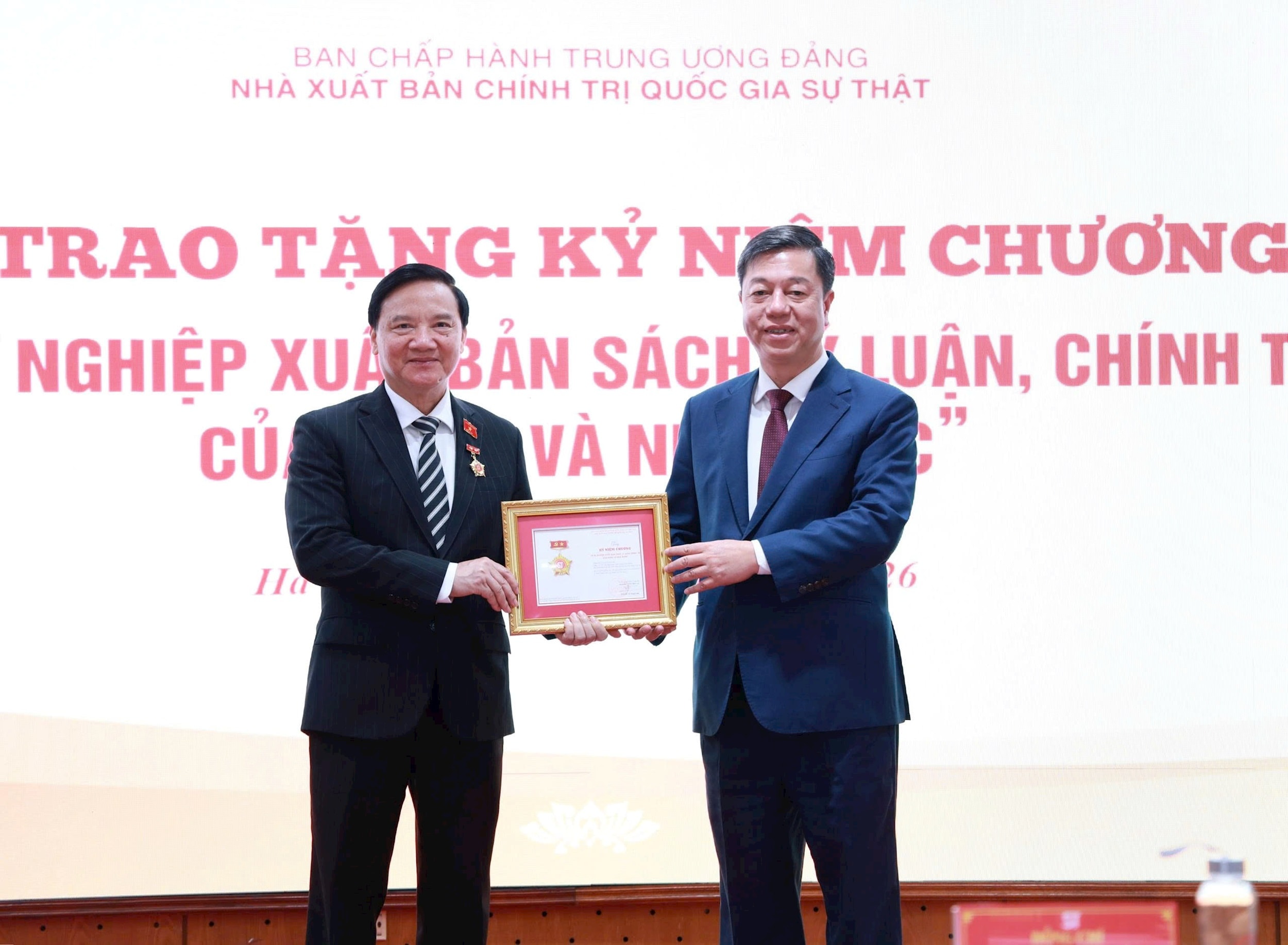 sach-80-nam-quoc-hoi-2.jpg