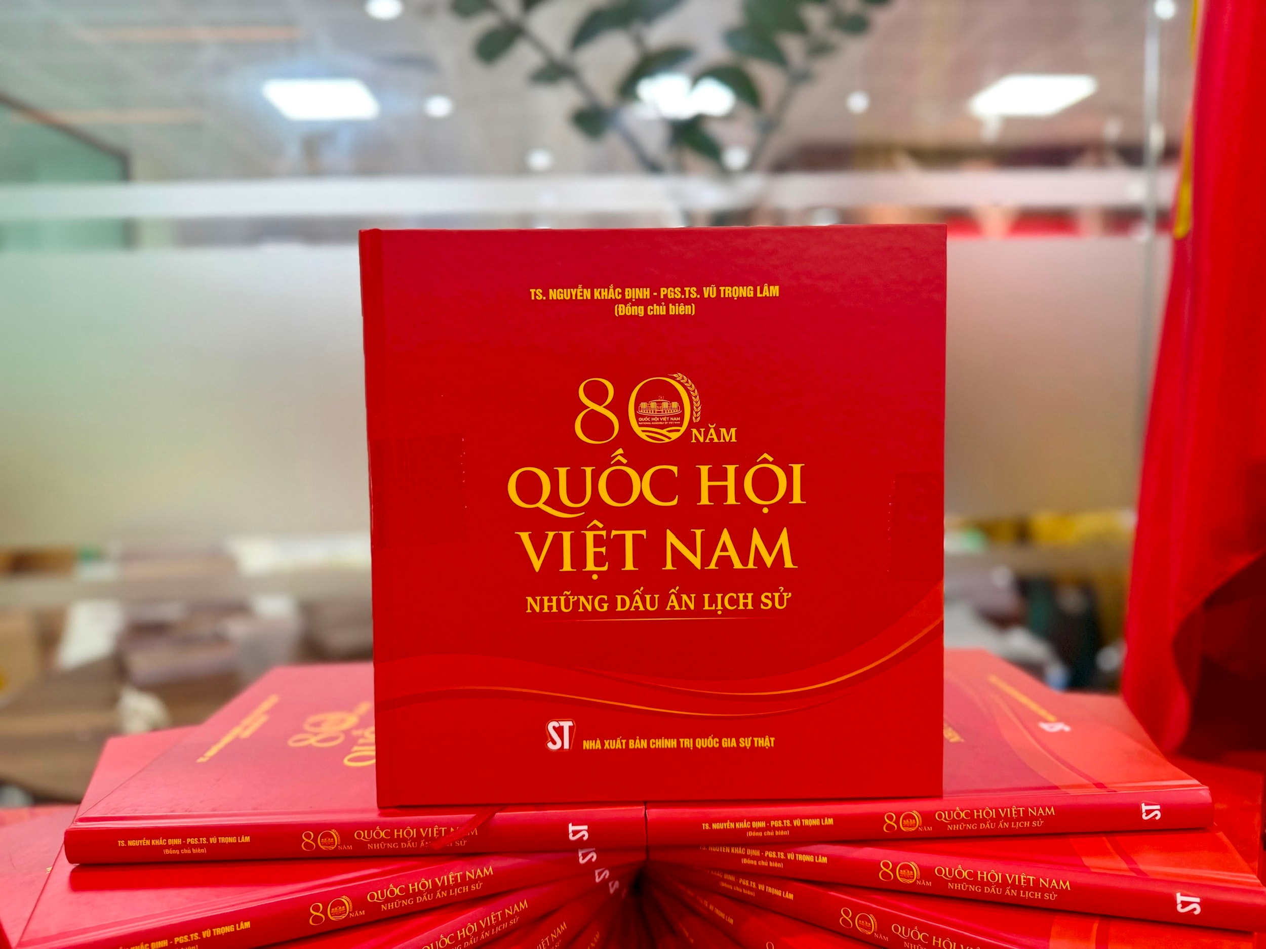 sach-80-nam-quoc-hoi-in.jpg