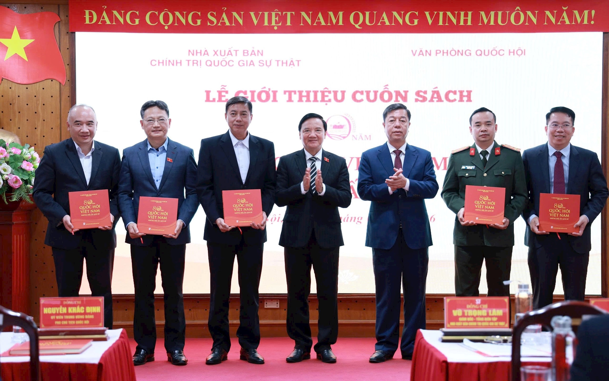 sach-80-nam-quoc-hoi-tang-sach.jpg