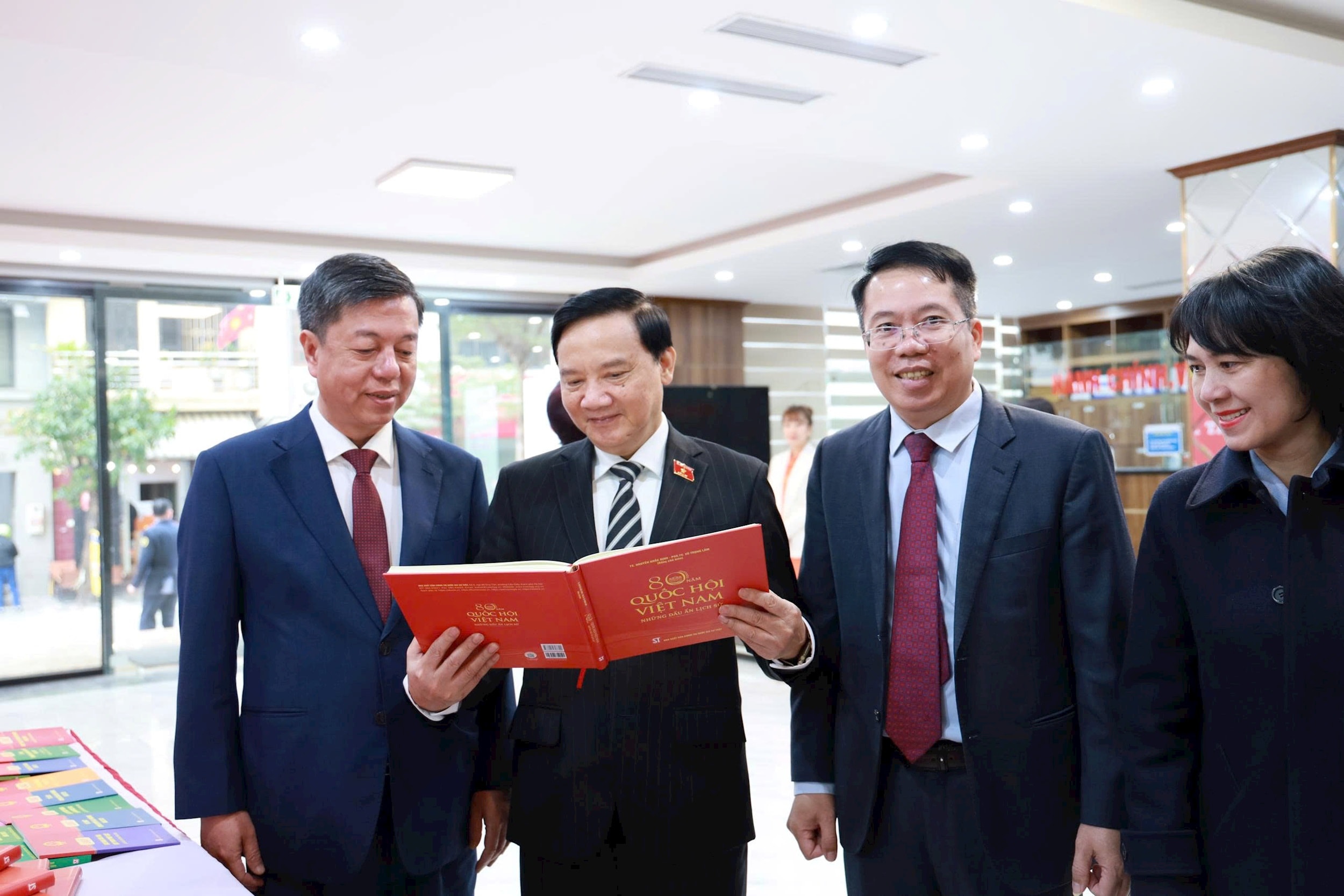 sach-80-nam-quoc-hoi.jpg