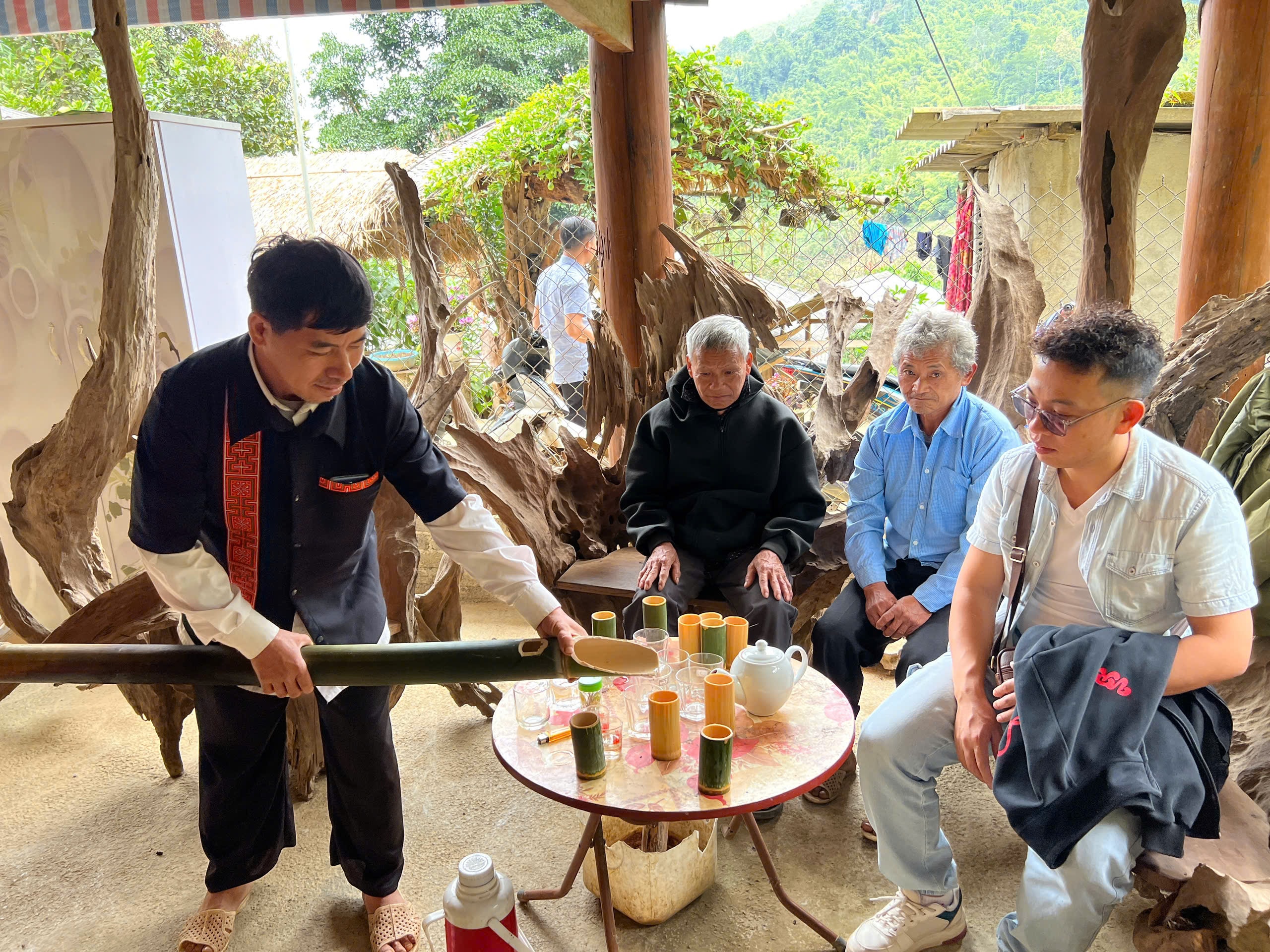 Người Mông Điện Biên làm du lịch với các sản phẩm độc đáo. Ảnh: Bảo Hân