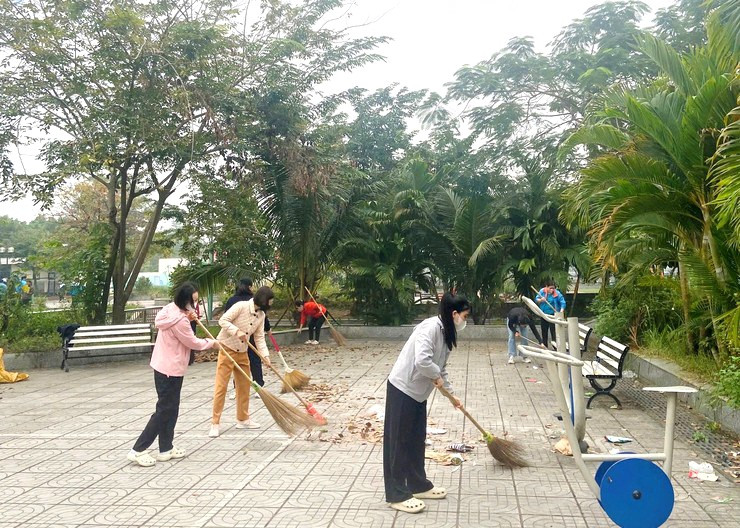 Cán bộ, hội viên, đoàn viên thanh niên và nhân dân Dương Hòa tích cực tham gia dọn vệ sinh môi trường tại các công trình, khu vực công cộng. Ảnh: Phượng Nguyễn