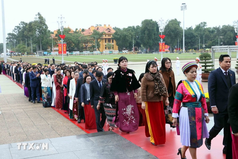 Đại diện các thế hệ đại biểu Quốc hội các nhiệm kỳ vào Lăng viếng Chủ tịch Hồ Chí Minh. (Ảnh: An Đăng/TTXVN)