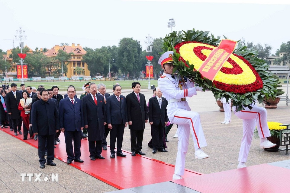 Lãnh đạo Đảng, Nhà nước và đại diện các thế hệ đại biểu Quốc hội các nhiệm kỳ viếng Chủ tịch Hồ Chí Minh. (Ảnh: An Đăng/TTXVN)