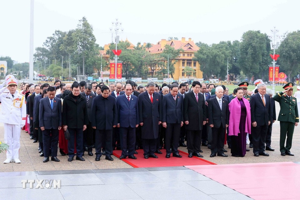 Lãnh đạo Đảng, Nhà nước và đại diện các thế hệ đại biểu Quốc hội các nhiệm kỳ tưởng niệm Chủ tịch Hồ Chí Minh. (Ảnh: An Đăng/TTXVN)