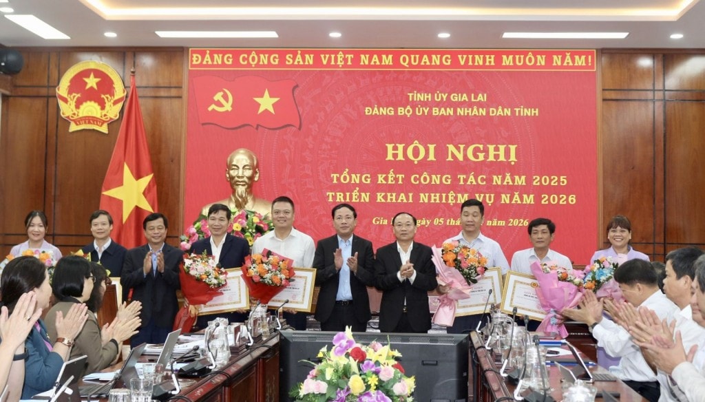 Đảng ủy UBND tỉnh Gia Lai đã tặng Giấy khen cho 14 tổ chức cơ sở đảng hoàn thành xuất sắc nhiệm vụ năm 2025