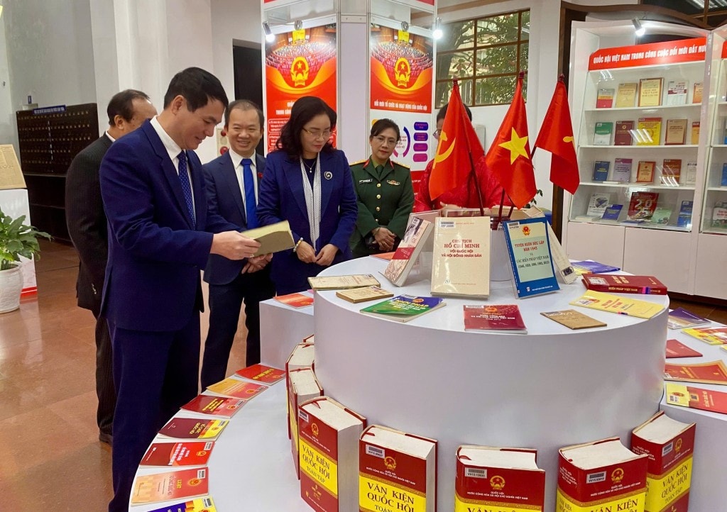 Đồng chí Nguyễn Thị Thủy - Thứ trưởng Bộ Văn hóa, Thể thao và Du lịch cùng các vị đại biểu tham quan triển lãm