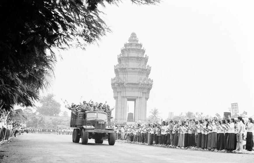 nguoi-dan-thu-do-phnom-penh-campuchia-luu-luyen-tien-quan-tinh-nguyen-viet-nam-hoan-thanh-nghia-vu-quoc-te-tro-ve-nuoc.-anh-tu-lieu.jpg