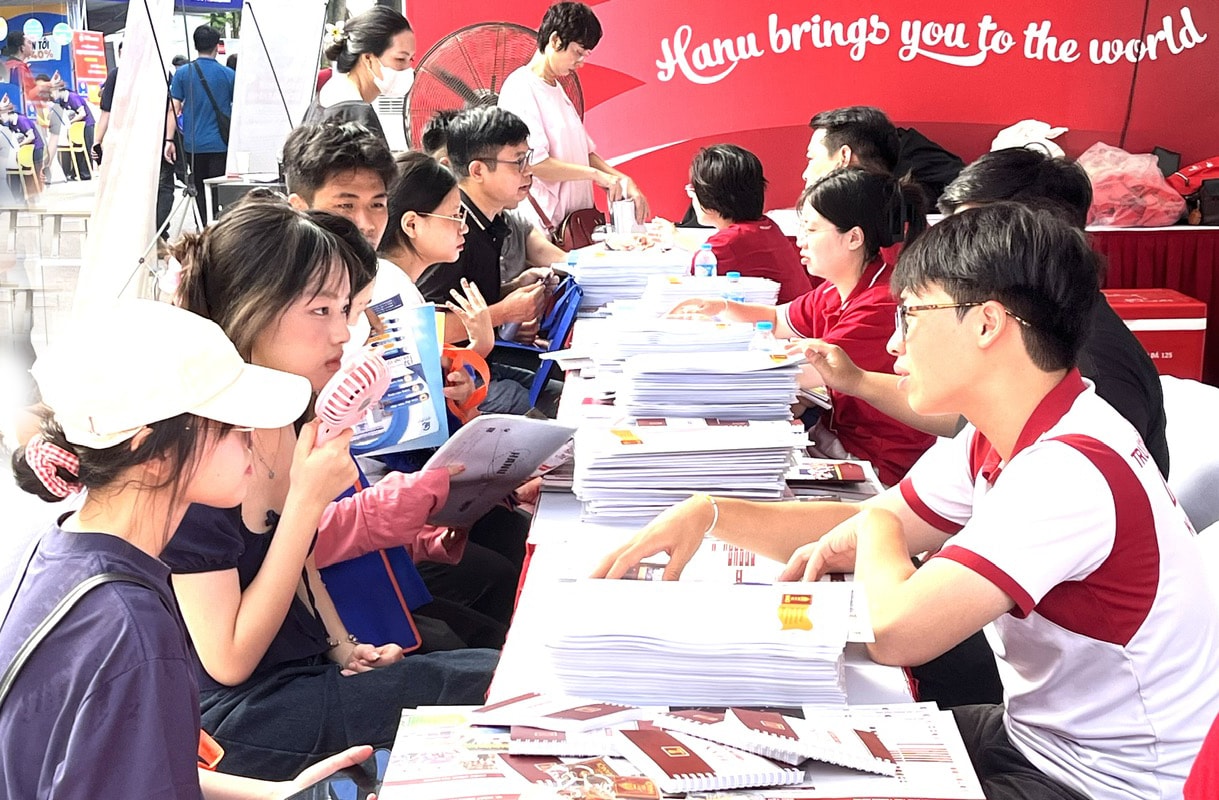 thi-sinh-tham-du-ngay-hoi-tu-van-xet-tuyen-dai-hoc-nam-2025-tai-dai-hoc-bach-khoa-ha-noi.-anh-minh-khang.jpg