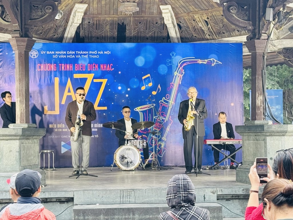 Hai nghệ sĩ Quyền Văn Minh và Quyền Thiện Đắc biểu diễn tại Dự án Âm nhạc cuối tuần