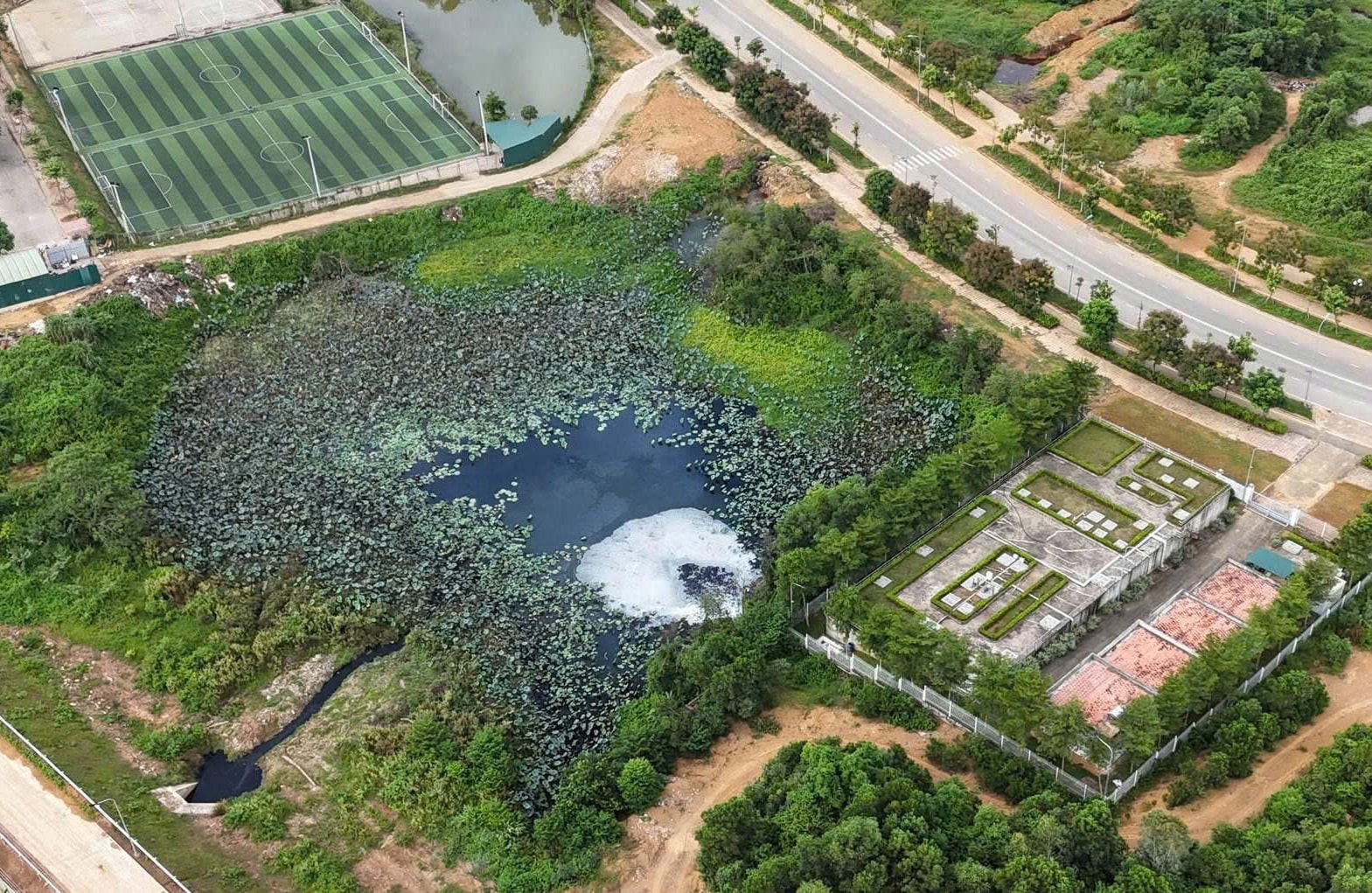nuoc-thai-trong-khu-dai-hoc-quoc-gia-ha-noi-co-so-hoa-lac-chua-qua-xu-ly-xa-ra-moi-truong..jpg