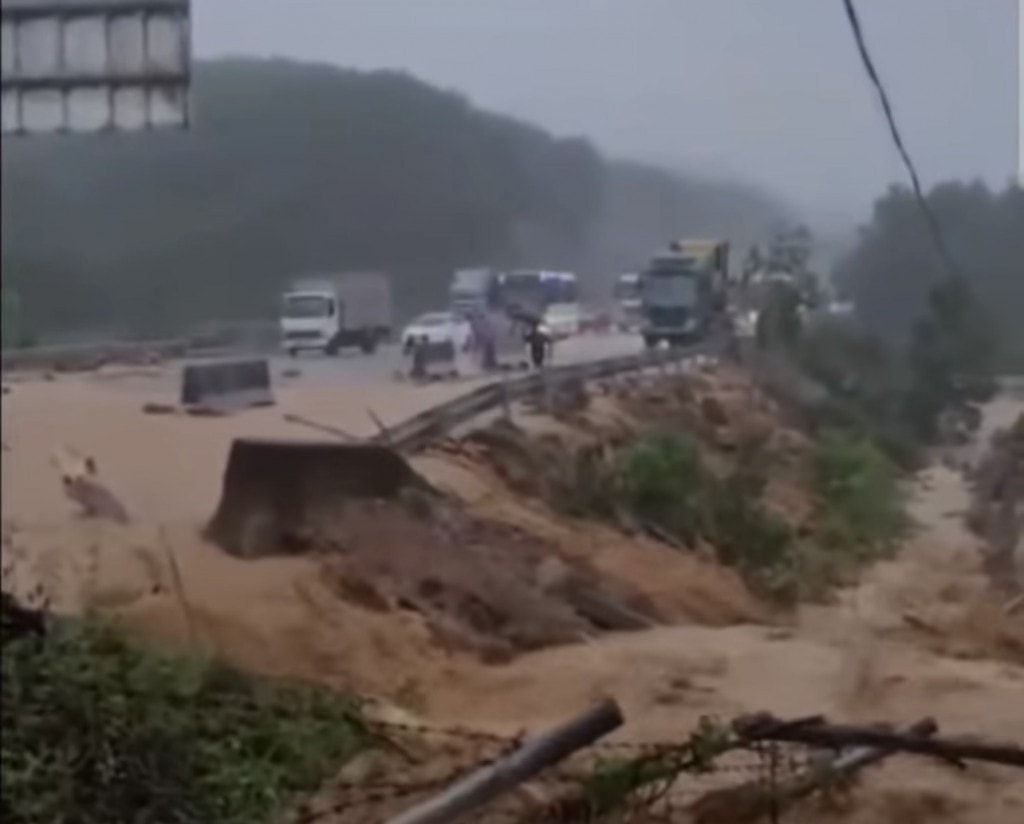 Lũ ào ạt tràn qua cao tốc La Sơn - Hòa Liên khiến giao thông tê liệt sáng 27/10