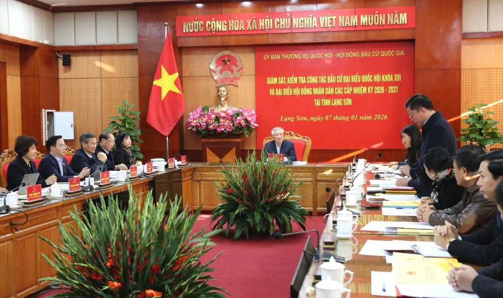 Đại diện Hội đồng Bầu cử tỉnh Lạng Sơn báo cáo tại buổi làm việc - Ảnh: VGP/Nguyễn Hoàng