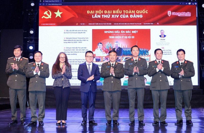 Đồng chí Lê Quốc Minh với các đại biểu tại Lễ ra mắt Chuyên trang.