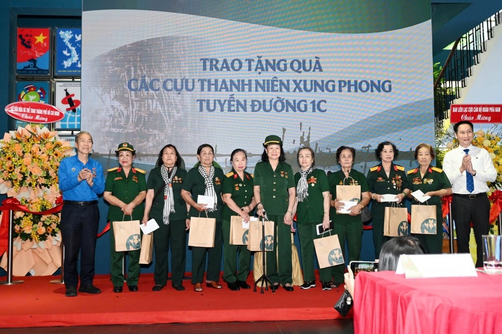 Dịp này, Ban Tổ chức đã trao quà tri ân các cựu Thanh niên xung phong từng tham gia bảo vệ, vận hành tuyến đường 1C.