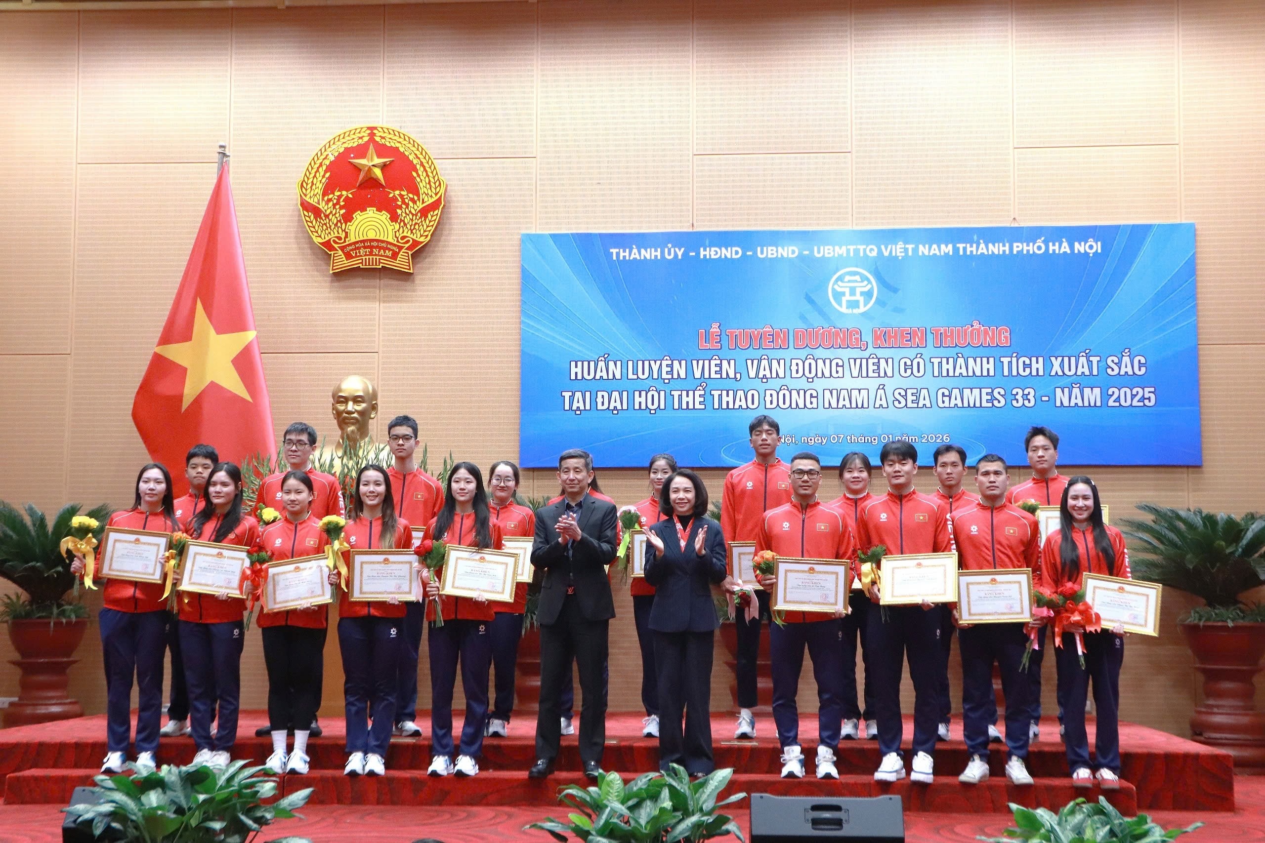 Đồng chí Vũ Thu Hà - Thành ủy viên, Phó Chủ tịch UBND thành phố Hà Nội và đồng chí Nguyễn Danh Hoàng Việt - Cục trưởng Cục Thể dục Thể thao Việt Nam trao bằng khen tới các vận động viên