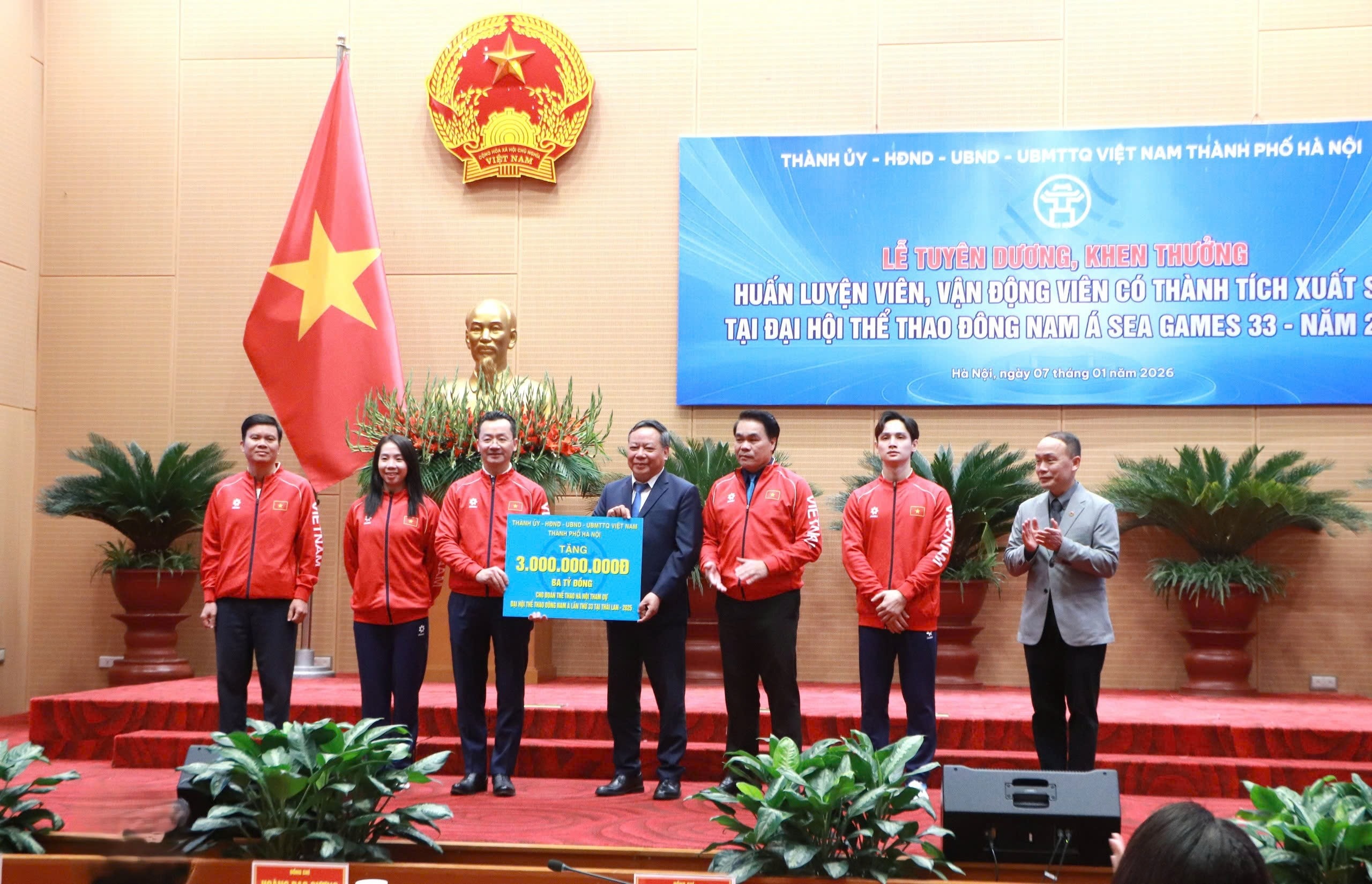 Đồng chí Nguyễn Văn Phong - Phó Bí thư Thường trực Thành ủy Hà Nội trao thưởng 3 tỉ đồng tới Đoàn Thể thao Hà Nội và 1 tỉ đồng tới Đội tuyển bóng đá Nam