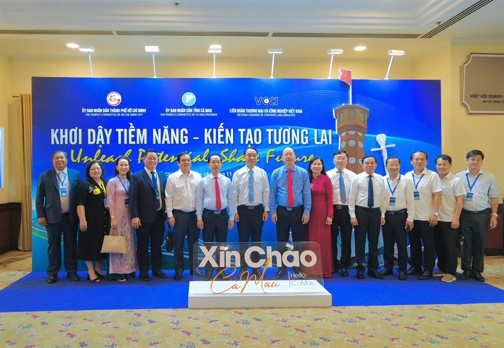 Lãnh đạo tỉnh Cà Mau chụp ảnhh lưu niệm cùng đại biểu tại Sự kiện “Xin chào Cà Mau”, sáng ngày 18/11, tại Thành phố Hồ Chí Minh