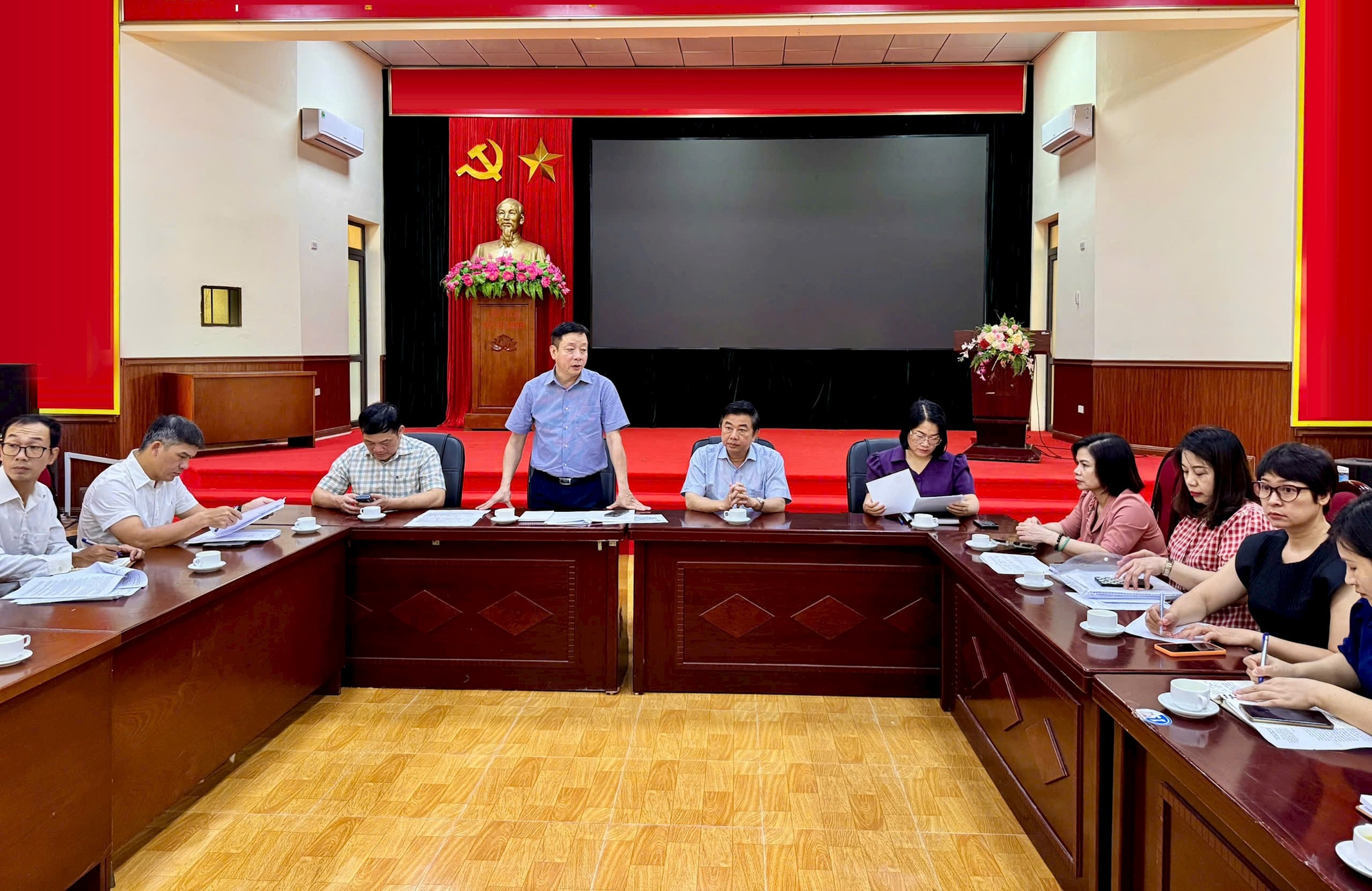 Hanojská lidová rada pracuje na realizaci projektů sociálního bydlení a investičních projektů v obci Ngoc Hoi.