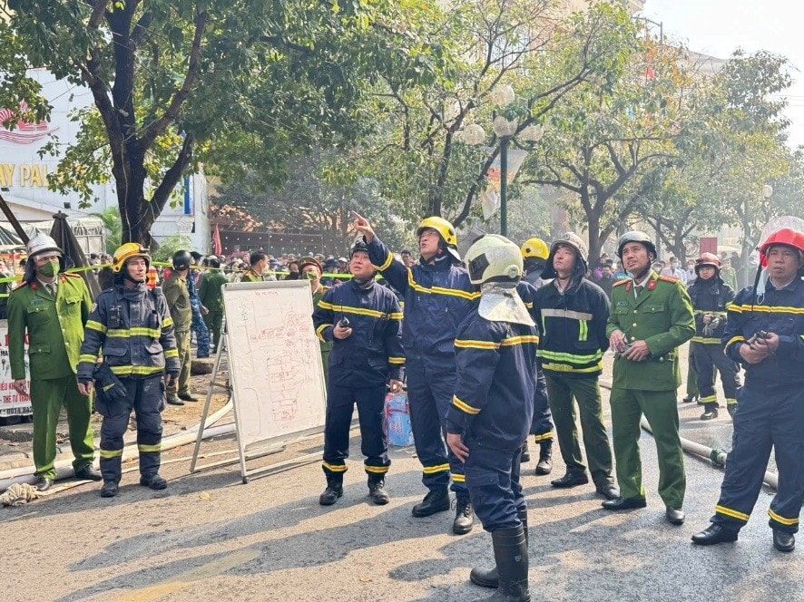 Đại tá Phạm Trung Hiếu – Trưởng phòng Cảnh sát PCCC&CNCH chỉ đạo công tác chữa cháy và CNCH tại hiện trường.