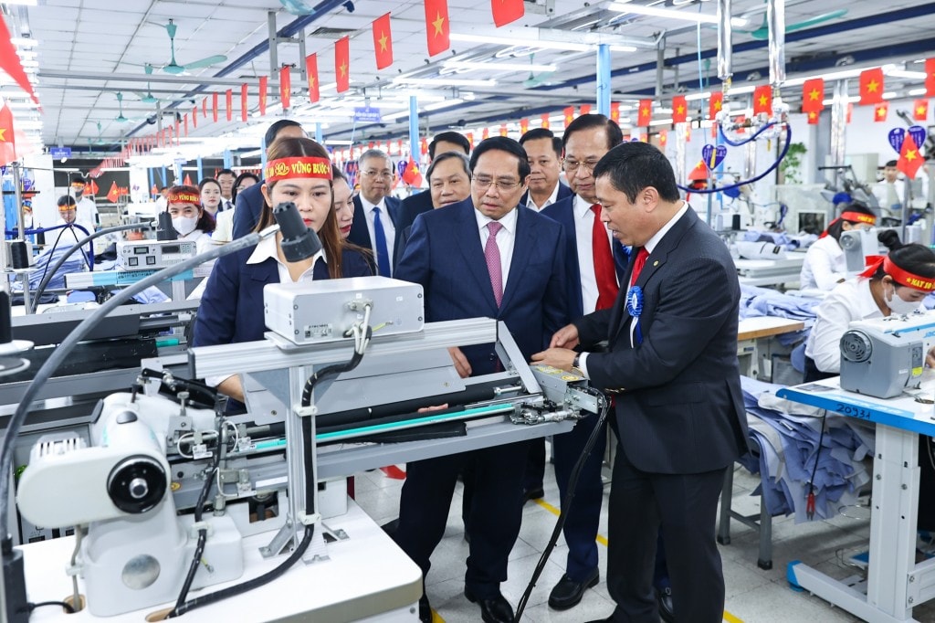 Thủ tướng Phạm Minh Chính thăm xưởng may của Tổng công ty May 10 - Ảnh: VGP/Nhật Bắc
