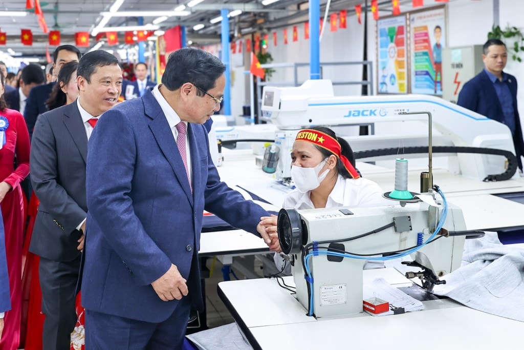 Thủ tướng Phạm Minh Chính thăm hỏi công nhân của Tổng công ty May 10 - Ảnh: VGP/Nhật Bắc