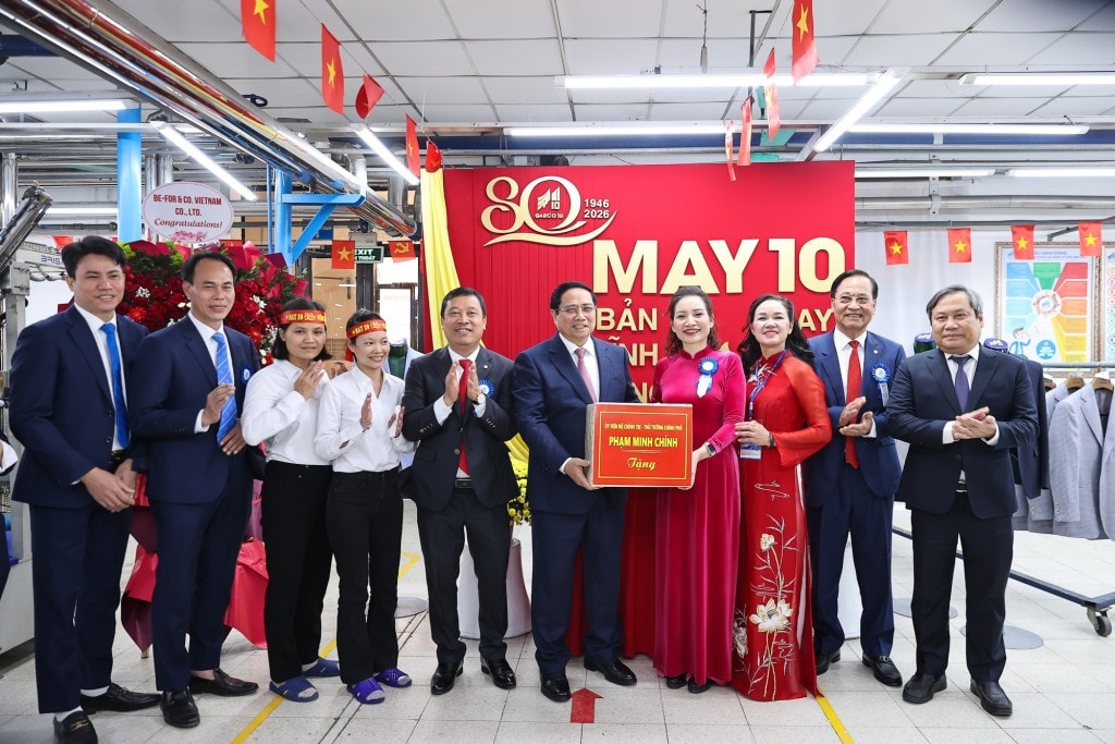 Thủ tướng Phạm Minh Chính tặng quà Tổng công ty May 10 - Ảnh: VGP/Nhật Bắc