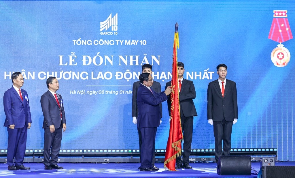 Thủ tướng Phạm Minh Chính trao Huân chương Lao động hạng Nhất cho Tổng công ty May 10 - Ảnh: VGP/Nhật Bắc